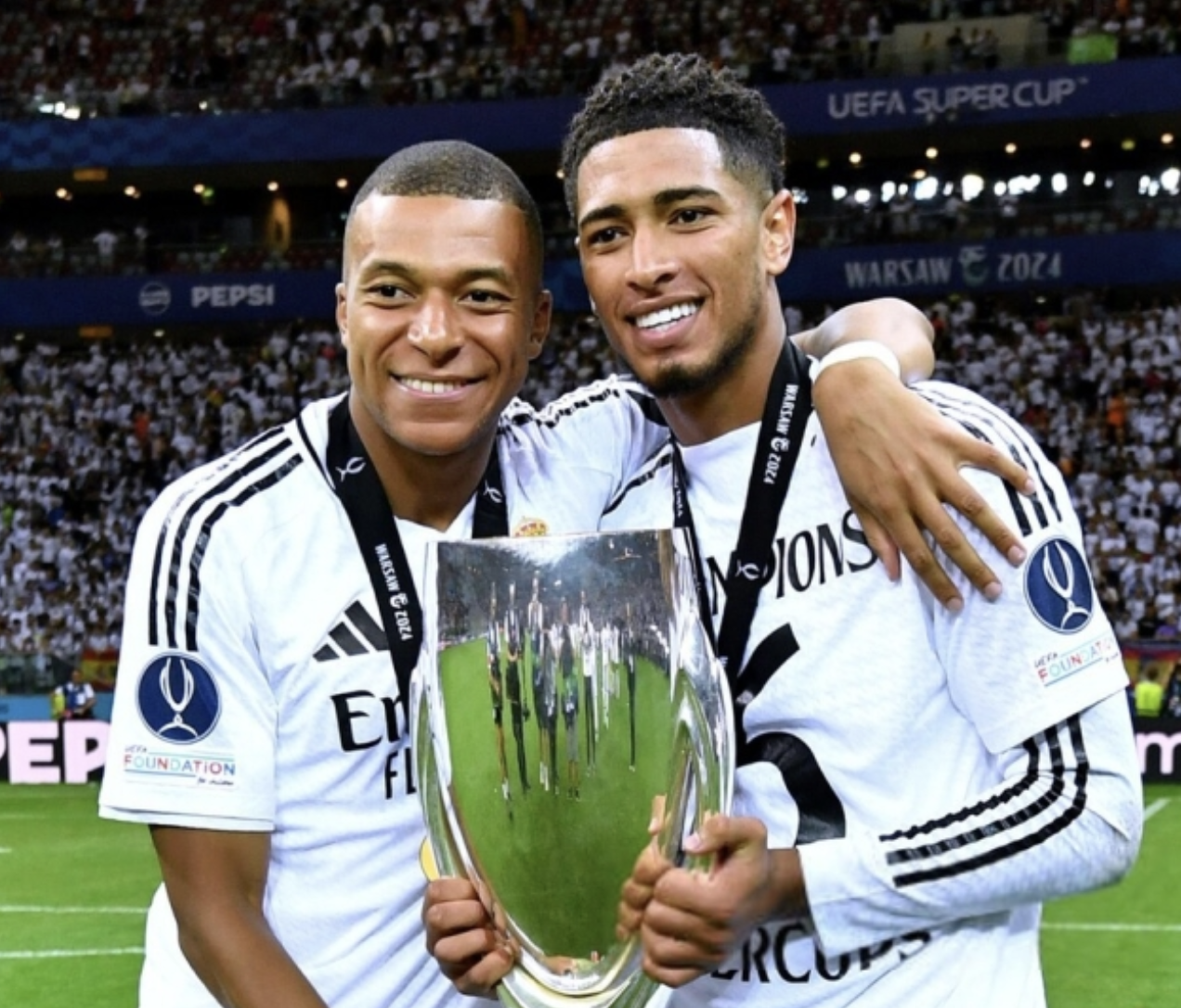 UEFA 우승컵을 차지한 음바페와 벨링엄