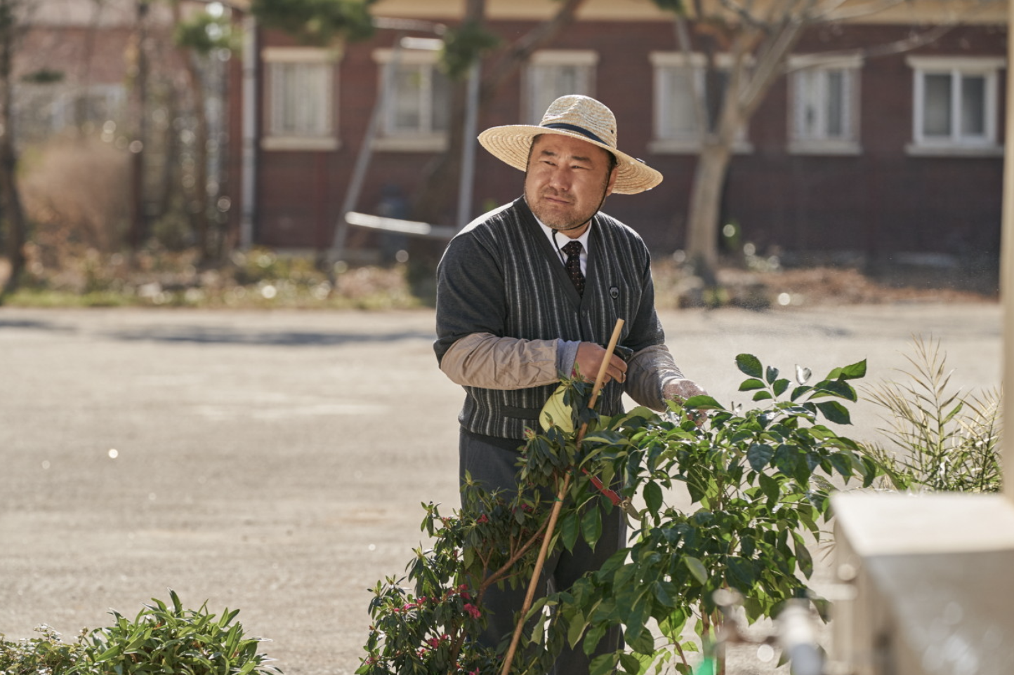 시헌을 안쓰러운 눈빛으로 쳐다보는 교장선생님