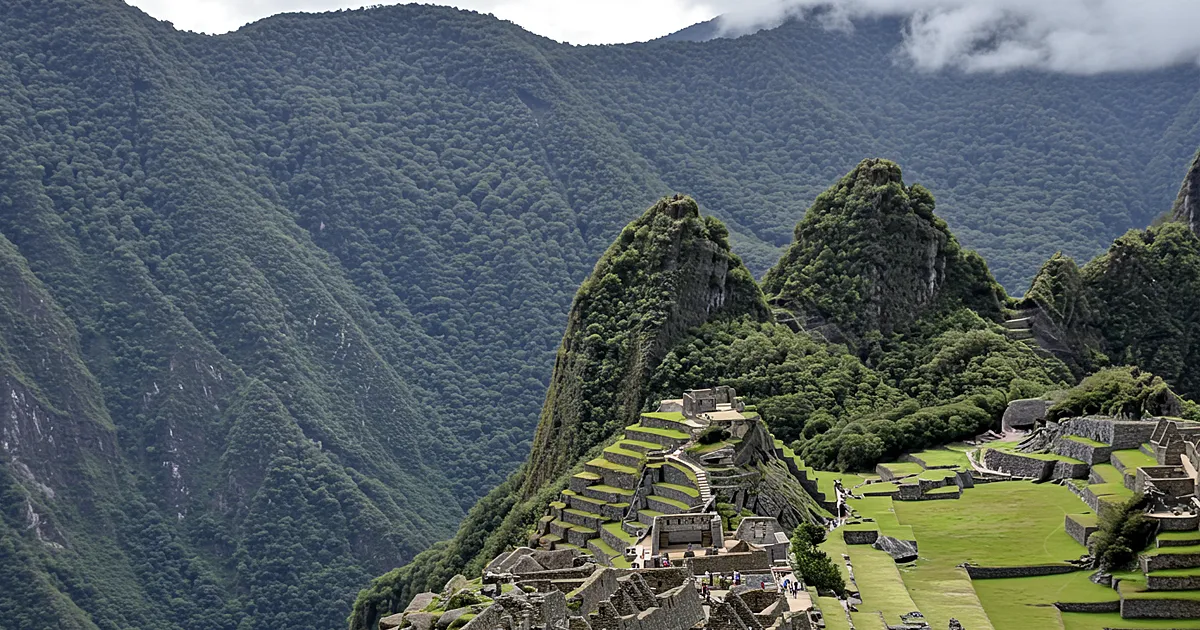푸른 산맥을 배경으로 한 페루 마추픽추의 잉카 유적과 계단식 산지 모습