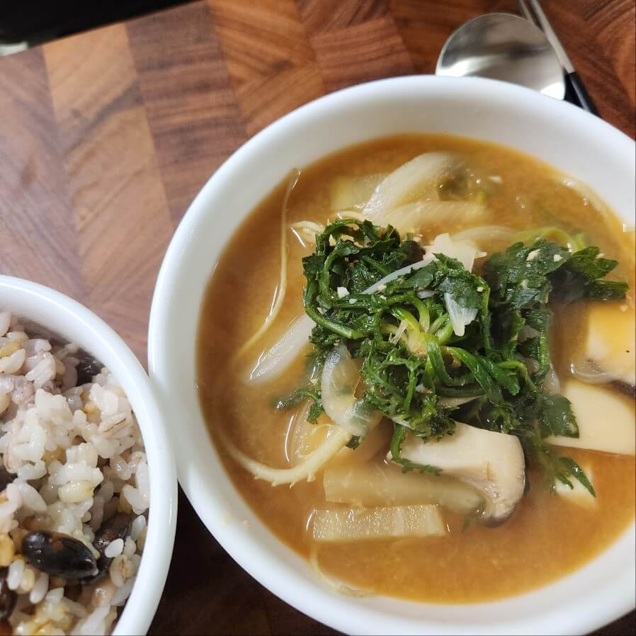 봄내음 가득한 냉이된장국 끓이는 방법