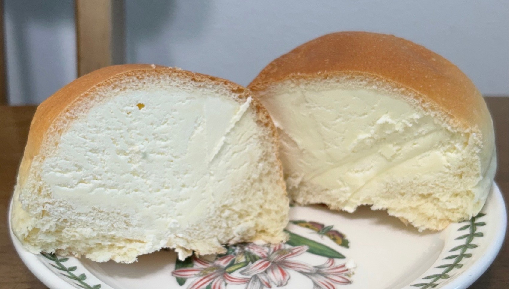 노티드 생크림빵을 반으로 자른 모습