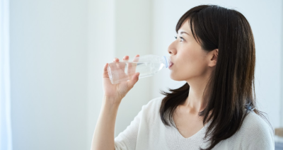 물을 마시는 여성