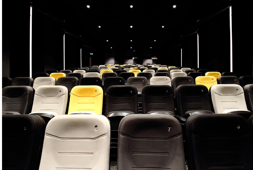 비 오는 날의 영화관과 공연 관람