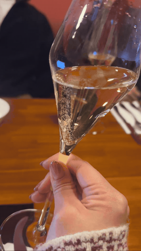 성수 와인바에서 샴페인을 따르며 시작하는 생활소믈리에 송년회 분위기
