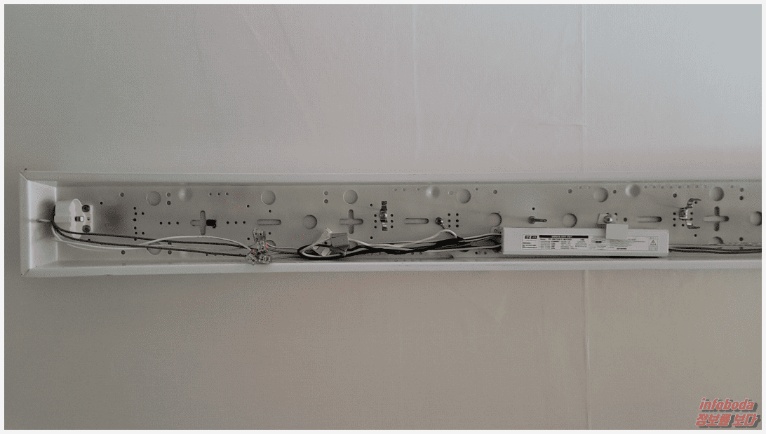 안정기 분리 전 제거 된 형광등