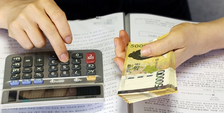 계산기 누르고 돈들고 있음