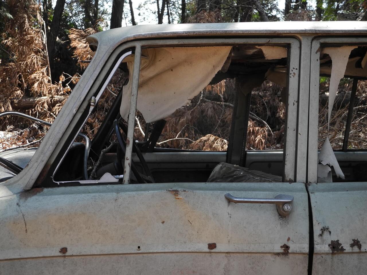 천장이 찢어지고 내부가 손상된 낡은 차량