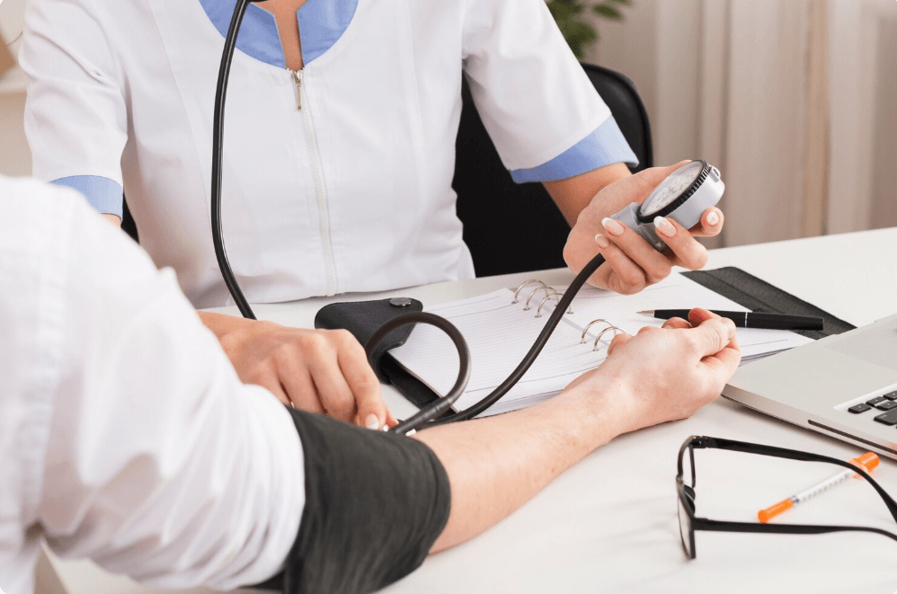 환자의 혈압을 재고 있는 의사