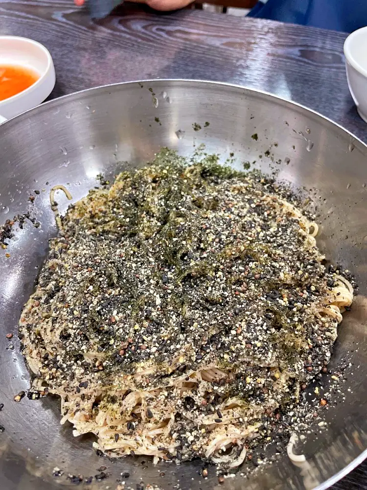 줄서는식당 돼지와 소의 8가지 부위 삶은 수육 제복쟁반, 자가제만 메밀면 직접 짠 들기름 막국수 맛있는 술집 강남역 맛집 소개