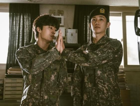 디피 정해인 구교환이 군복입고 같이 있는 모습