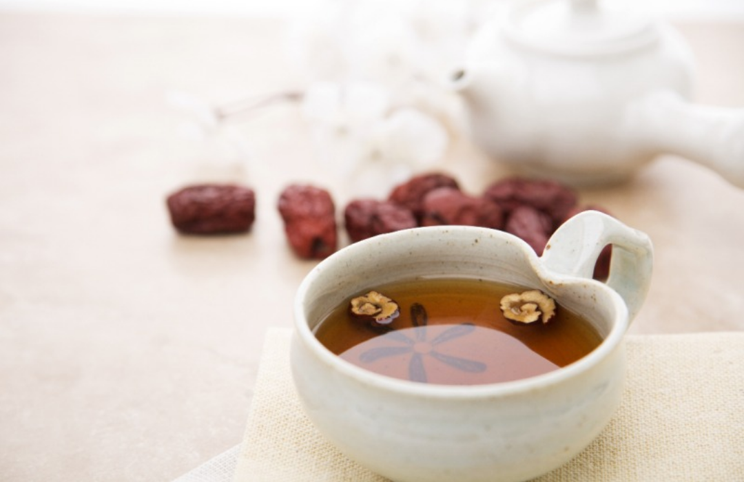 말린대추와 대추차가 담김 찻잔