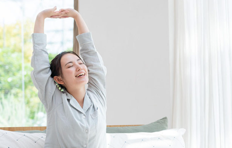 기지개 켜는 여성