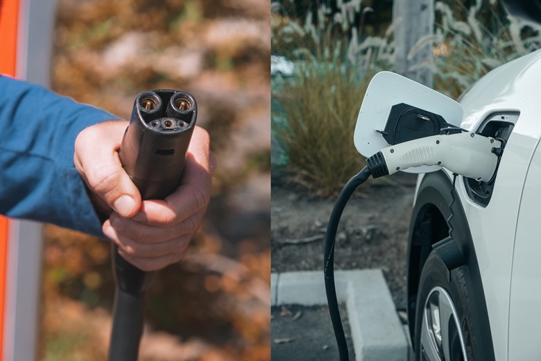 왼쪽사진은 전기차를 충전하기 위해 왼손으로 검정색 충전기를 쥐고있는 모습이며 오른쪽 사진은 흰색 차량이 충전기가 꽃힌상태로 충전중인 모습