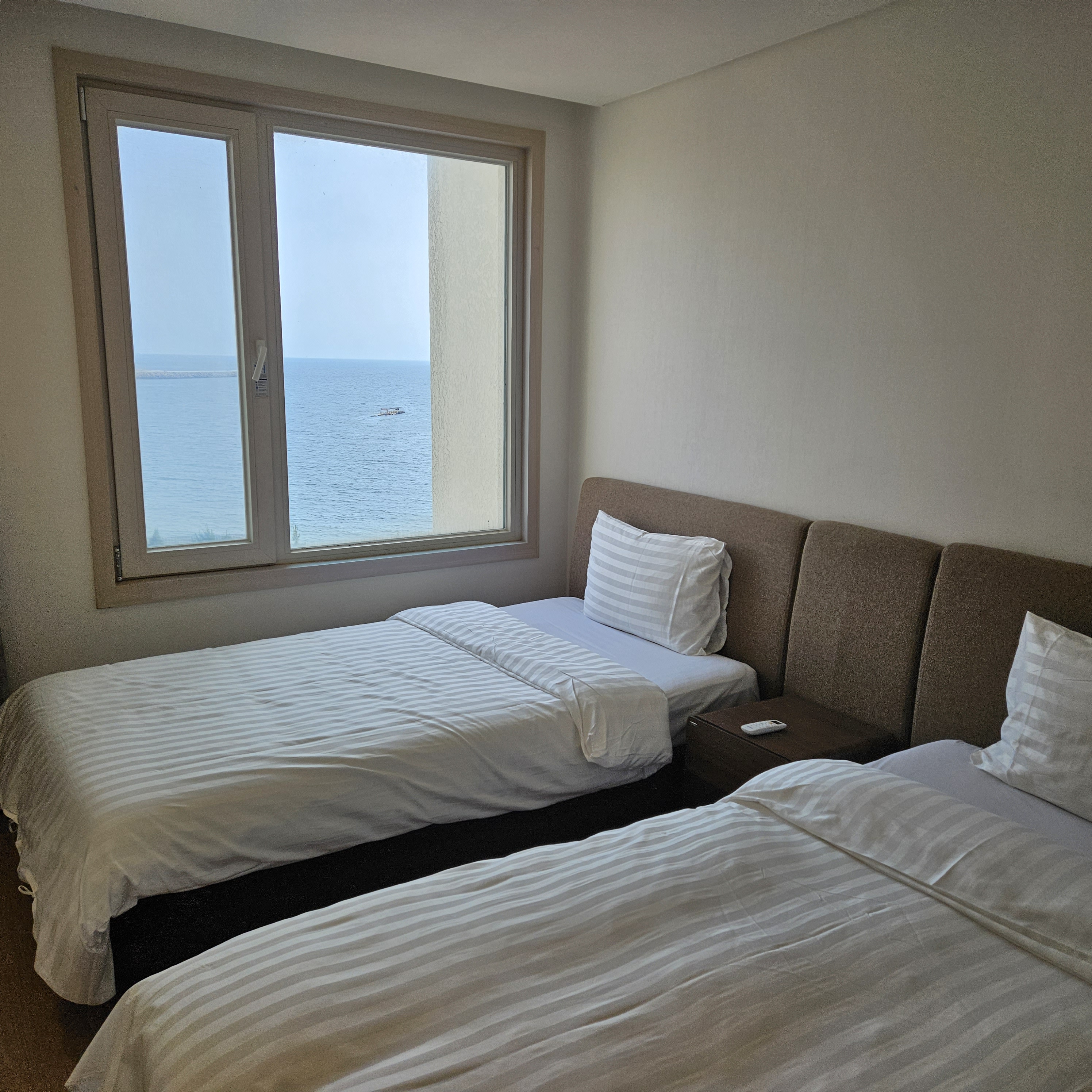 방에서 보이는 바다 뷰