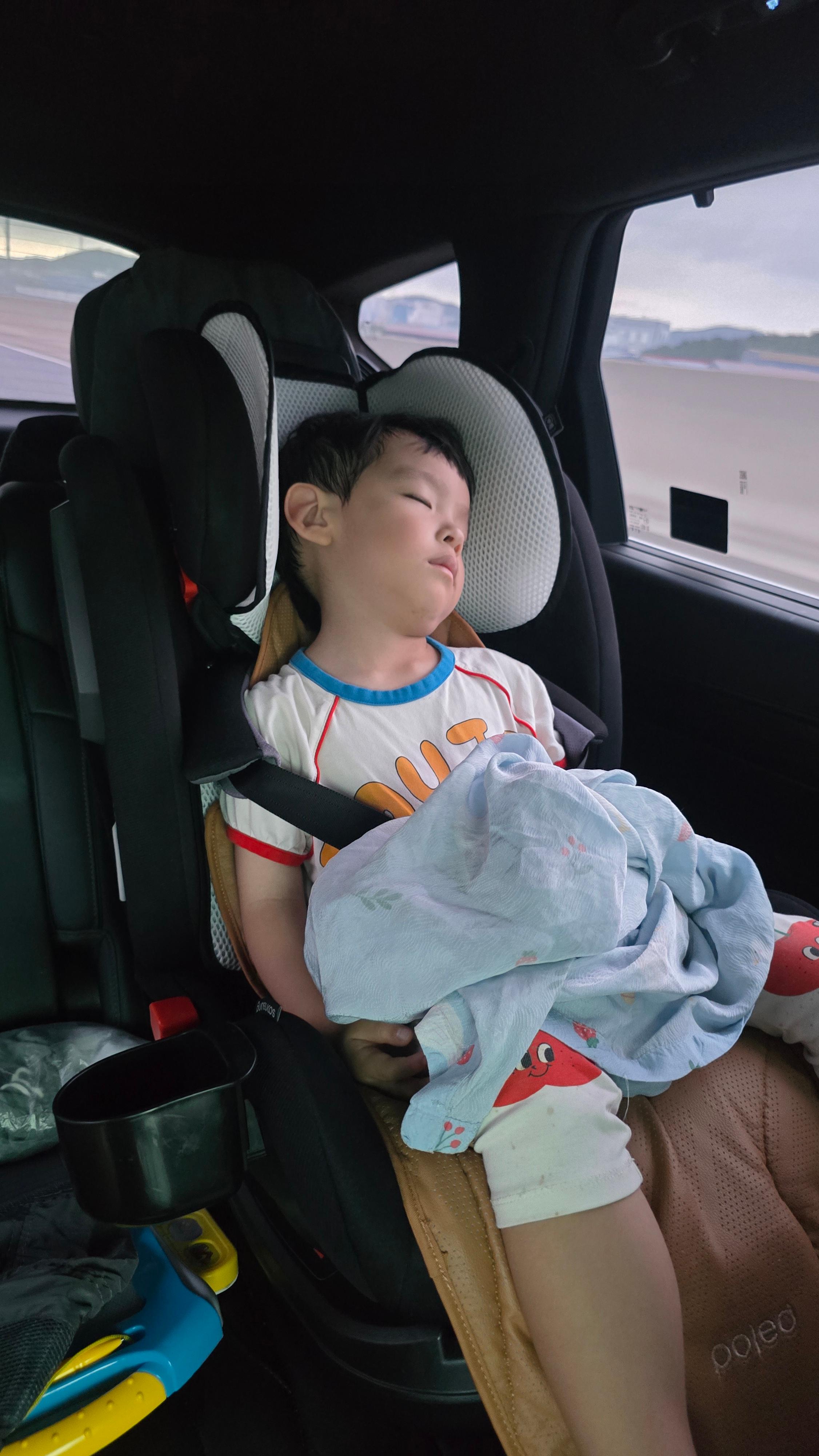 졸아가는길 차에서 꿀잠 자는 아이 사진