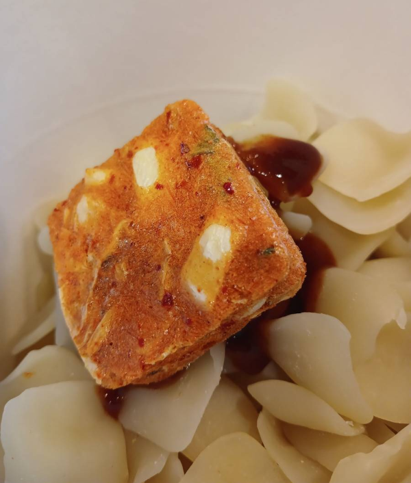 용기에 김치건더기 블록넣다