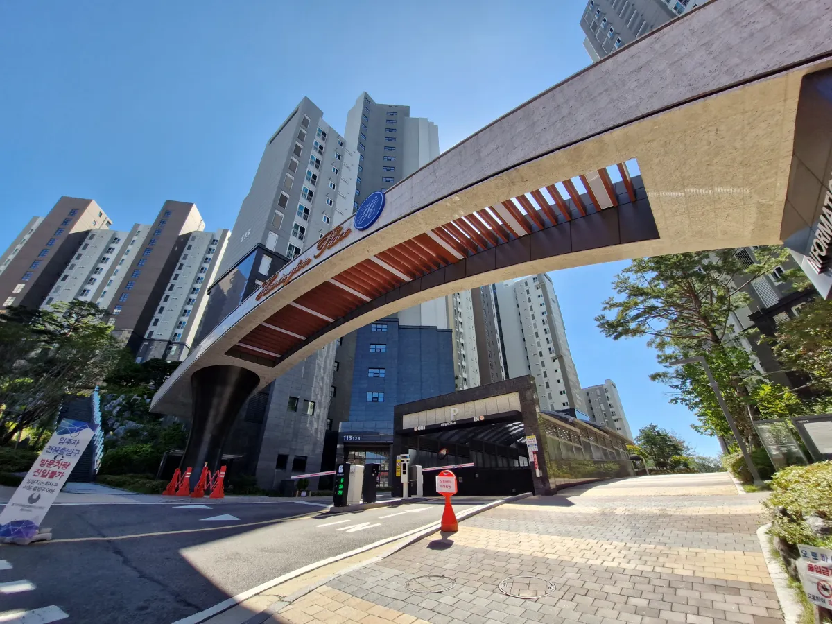웅장한-문주가-보이는-헤링턴-신축아파트-입구
