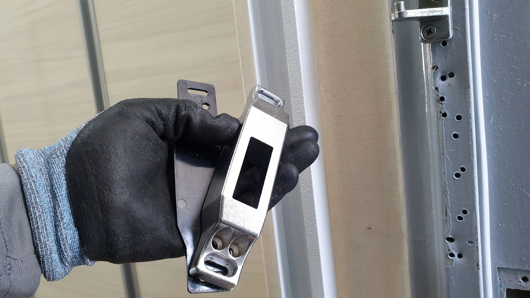 문틀 부품 뗀 모습