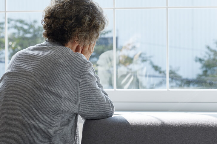 피부로 고민하는 중년여성