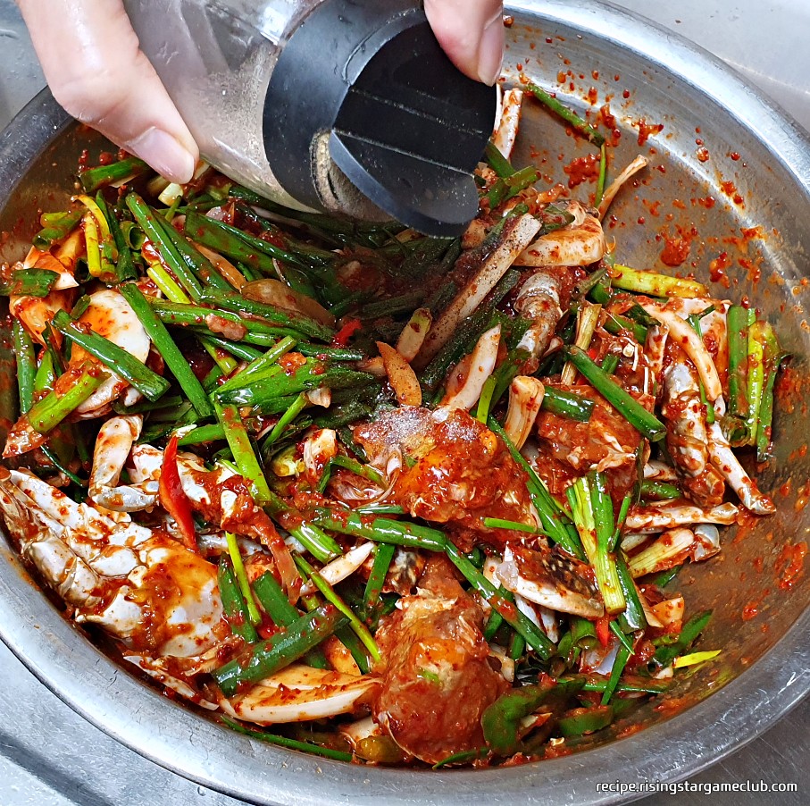 완성된 맛있는 양념게장에 후추를 뿌려주는 사진