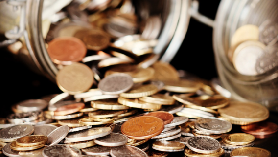 정부의 지원 정책을 이미지로 표현하기 위한 동전 무더기 사진