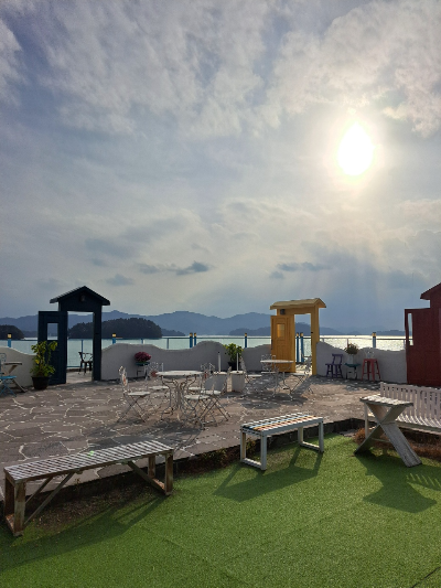 카페도어스 경남 고성 추천 카페 바다가 바로 느껴지는 사진 찍기 좋은 카페