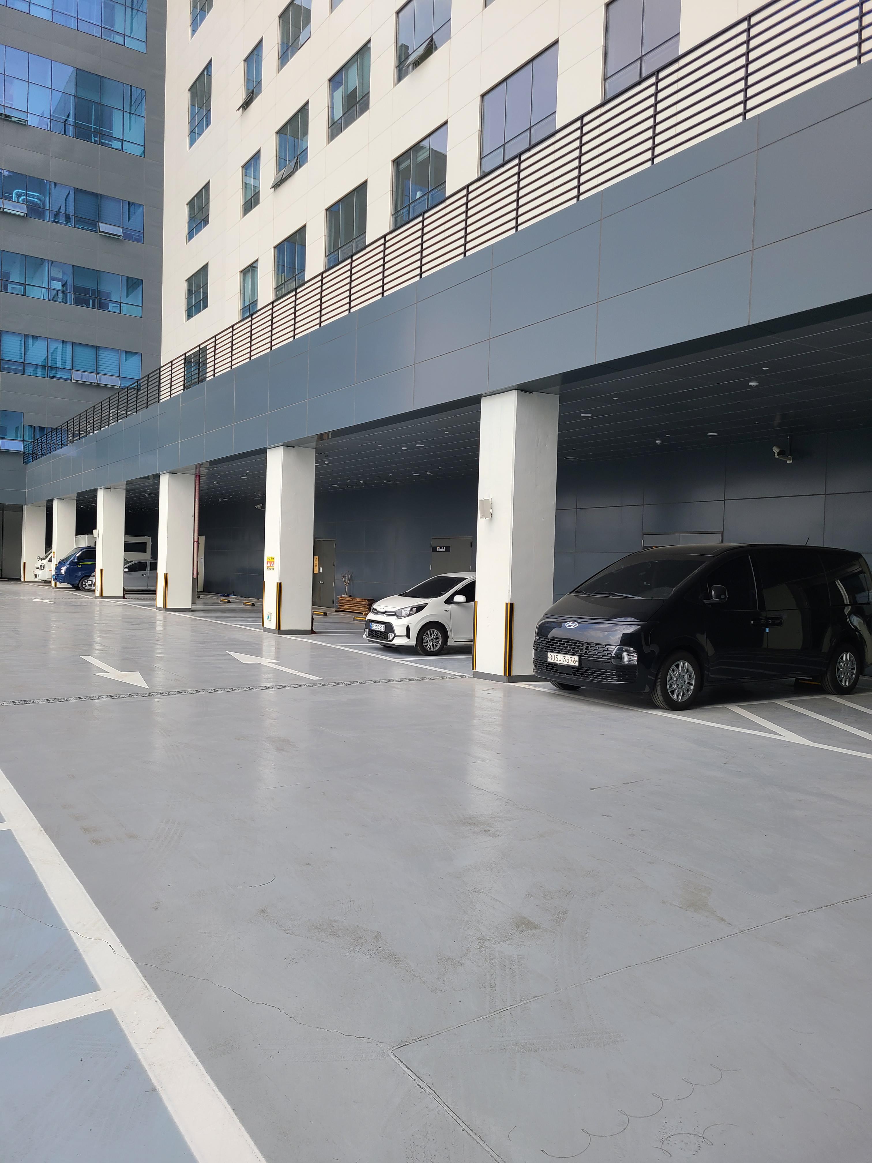 성남 센터엠 드라이브인, 섹션오피스, 지상주차장2