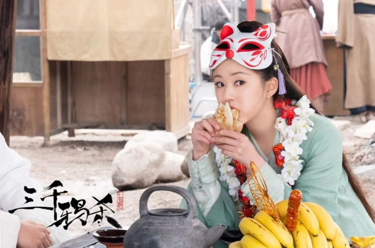 가면을-머리위로-쓰고-시장에서-빵을-먹고있는-담천