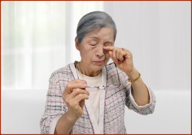 눈에 이물질이 낀것 같은 증상