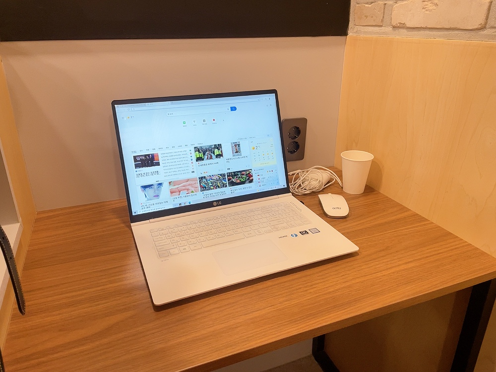 시너지플레이스-스터디카페-노트북-사용중