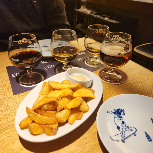 3종 테이스팅 메뉴와 라거 그리고 감자튀김이 테이블 위에 올려져 있다.
