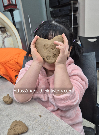 장난꾸러기 남은반죽으로 쪼물거리기