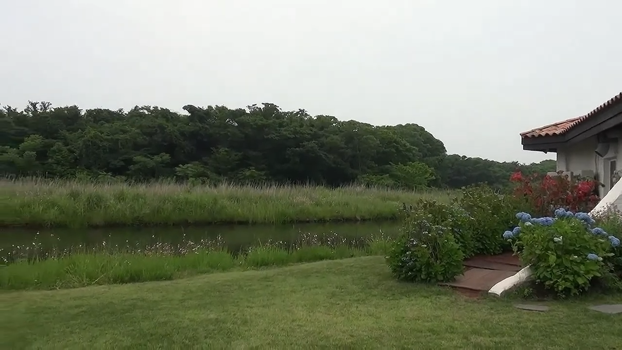 고즈넉한 정원에 아담하게 놓인 집 그리고 그 옆을 조용히 채우고 있는 호수 정말 아름다운 곳이다