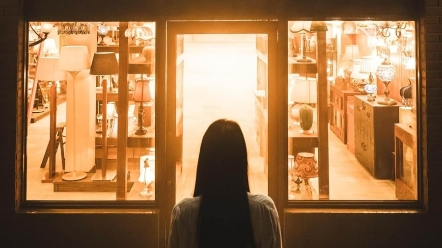 수상한 비밀을 가진 손님들이 찾아오면서 벌어지는 기묘한 이야기