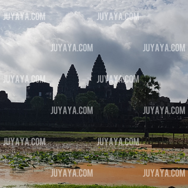 구름이 드리운 캄보디아 시엠립의 앙코르와트 전경.
