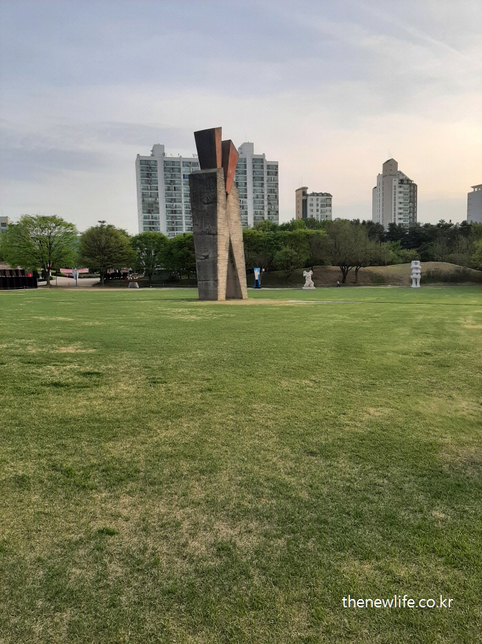Sculpture and open lawn at Olympic Park, a scenic barefoot walking spot / 올림픽공원의 조각과 펼쳐진 잔디밭 – 잔디밭 어싱, 맨발 걷기 명소