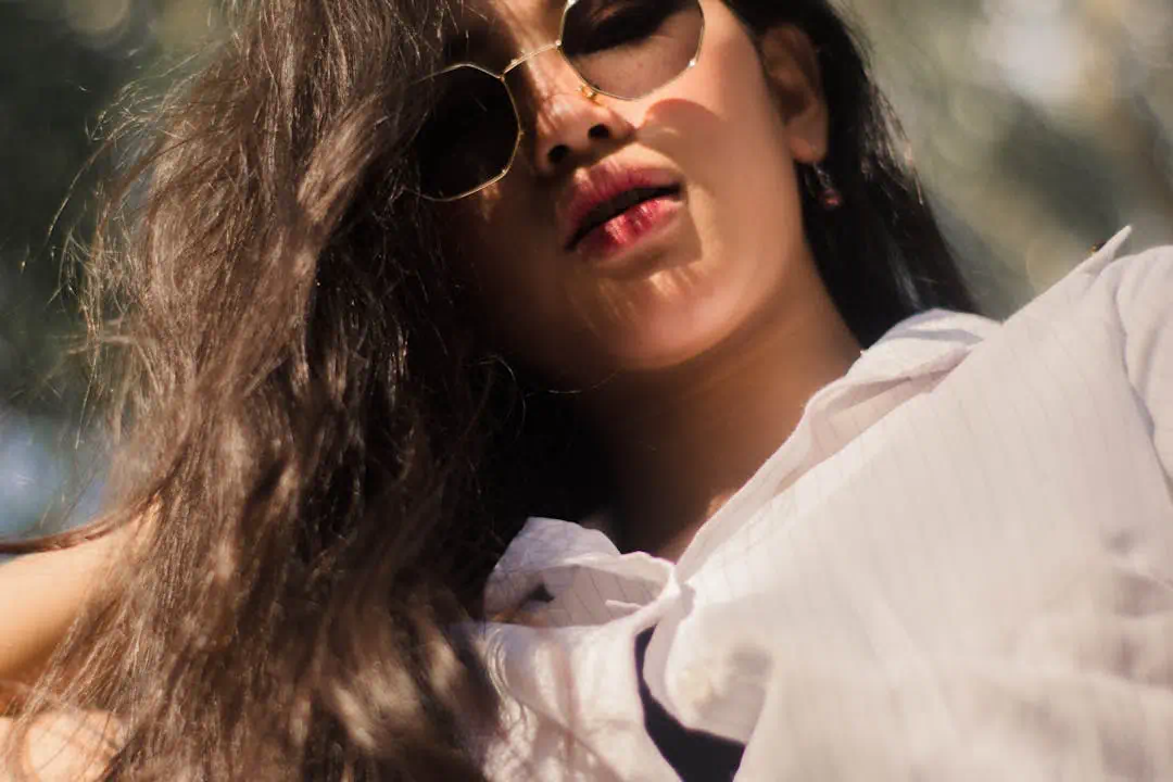 멋진 선글라스를 끼고 있는 여성의 모습