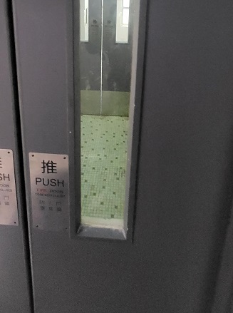 비상계단 위치 확인 필수