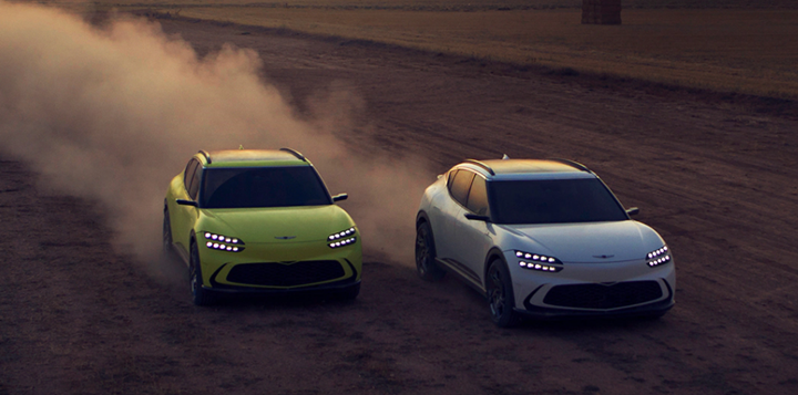 사막을-달리는-2대의-제네시스-GV60-전기차