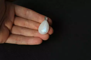 레인보우 문스톤