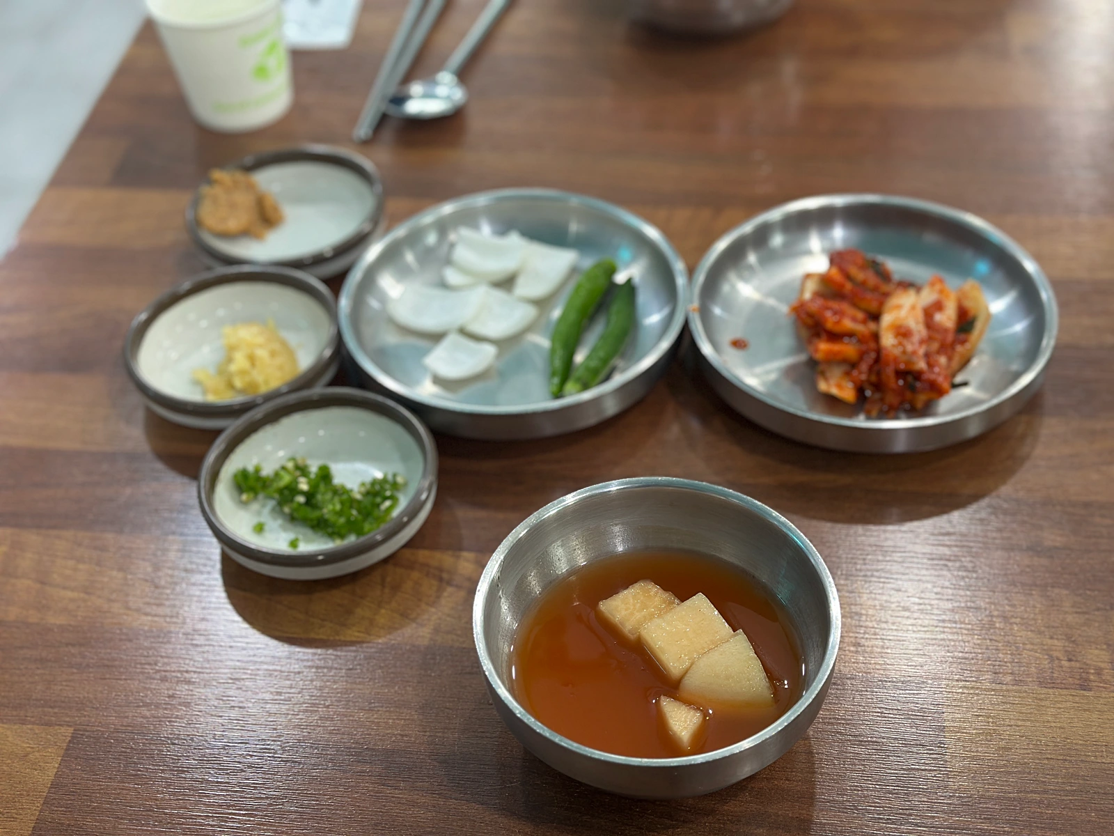 산지해장국-기본찬-물깍두기가-참맛있다-간마늘과-간청양고추를-따로주어-국물에풀어먹기-좋다