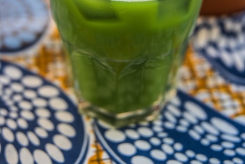 자기 전에 마시는 녹차, 과연 도움될까?