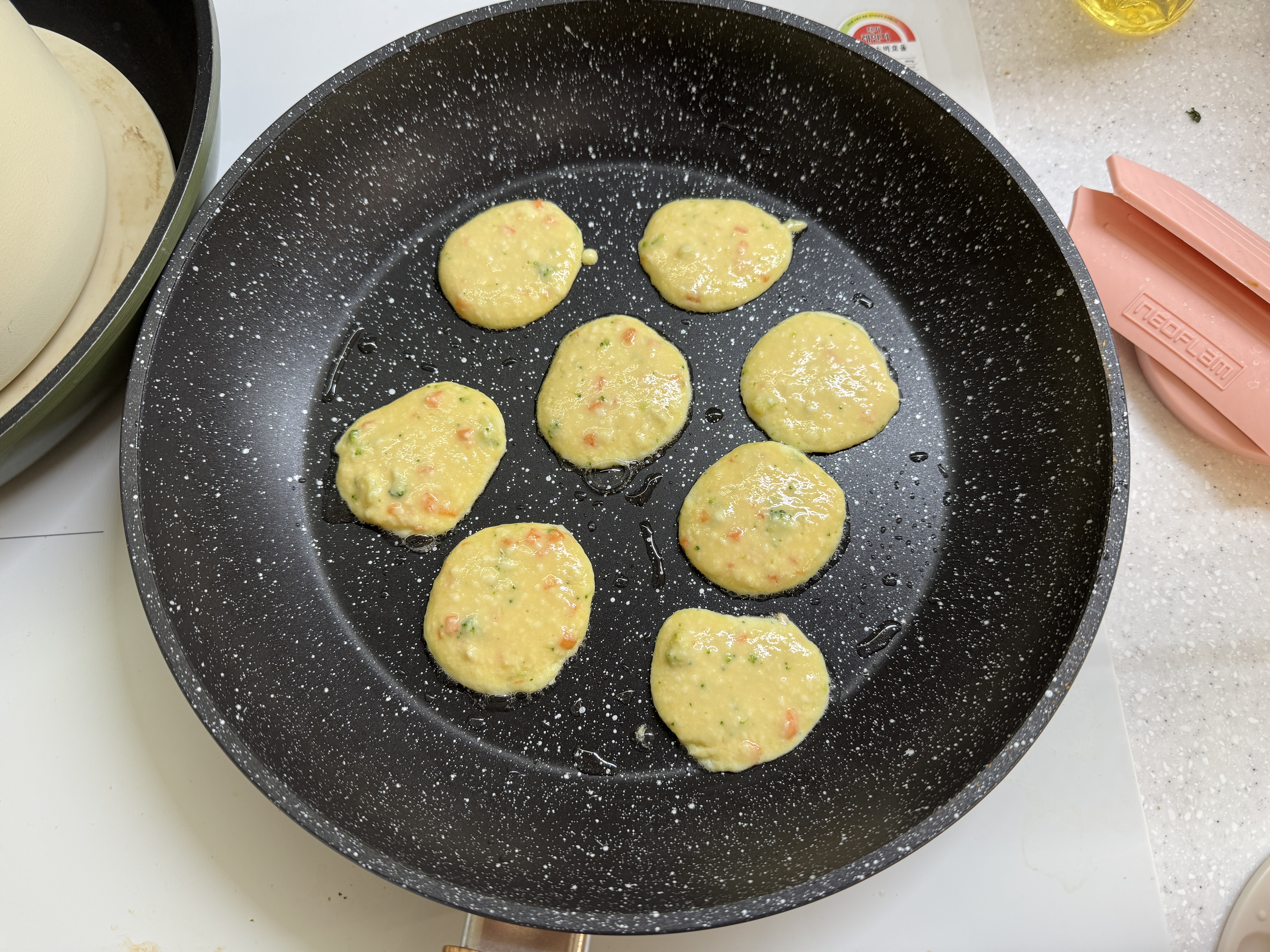 계란&amp;#44; 두부&amp;#44; 당근&amp;#44; 브로콜리를 넣어 섞어서 굽고 있는 사진