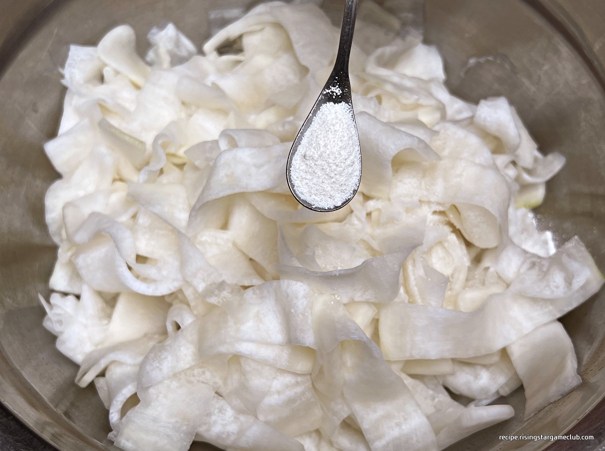 냉면 고명용 절인 무에 뉴슈가를 넣는 사진