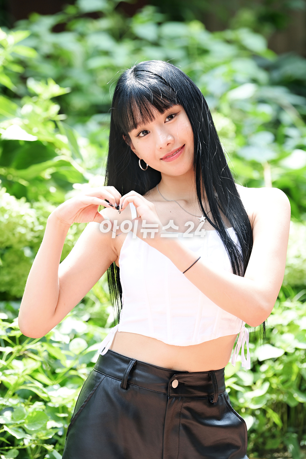 그룹 키스오브라이프(KISS OF LIFE) 나띠가 14일 서울 마포구 상수동 인근에서 진행된 조이뉴스24와의 인터뷰에 앞서 포즈를 취하고 있다. [사진=정소희 기자]