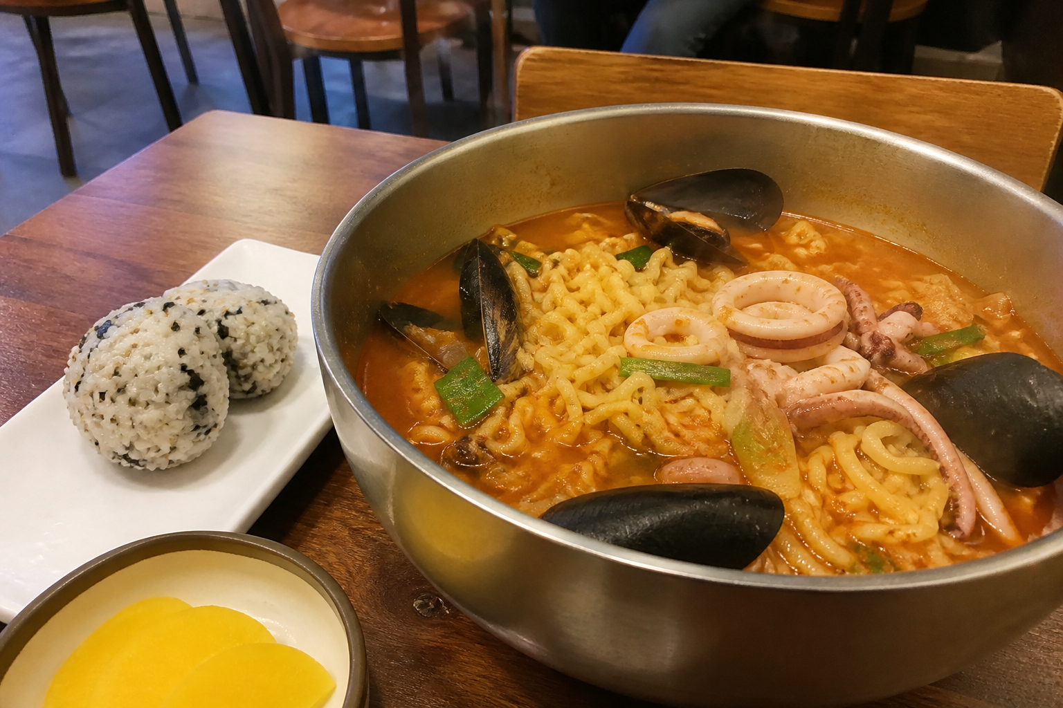 광안리 해변 끝에서 민락동으로 이어지는 길에서 천천히 산책하며 바라본 저녁 골목