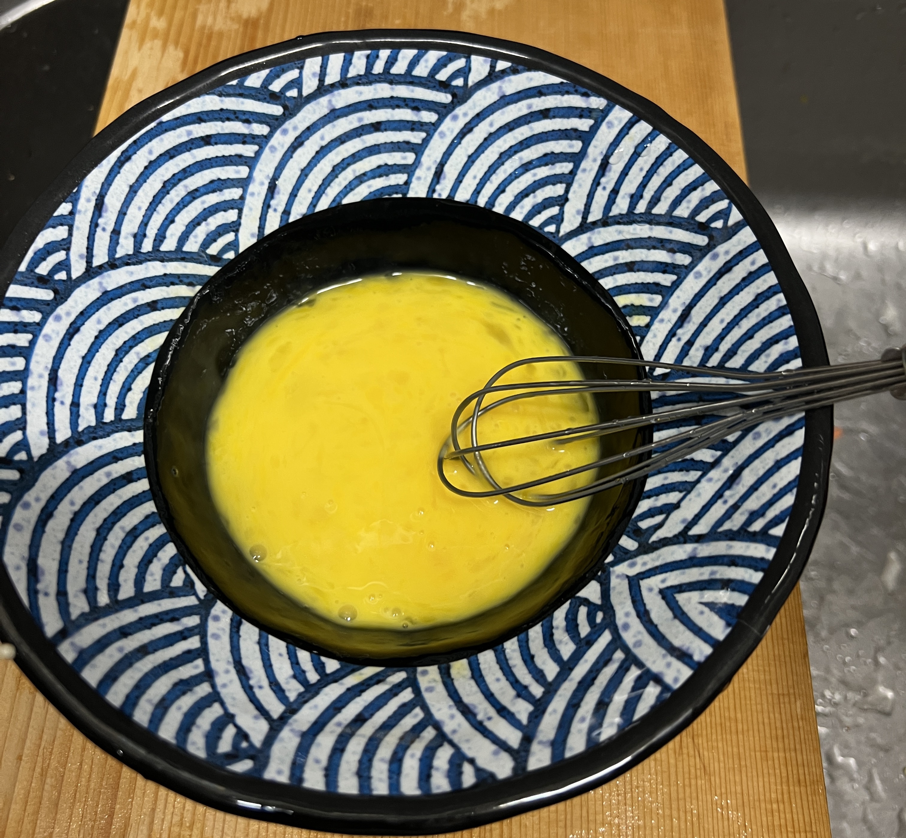 계란 2알을 풀어 줍니다.