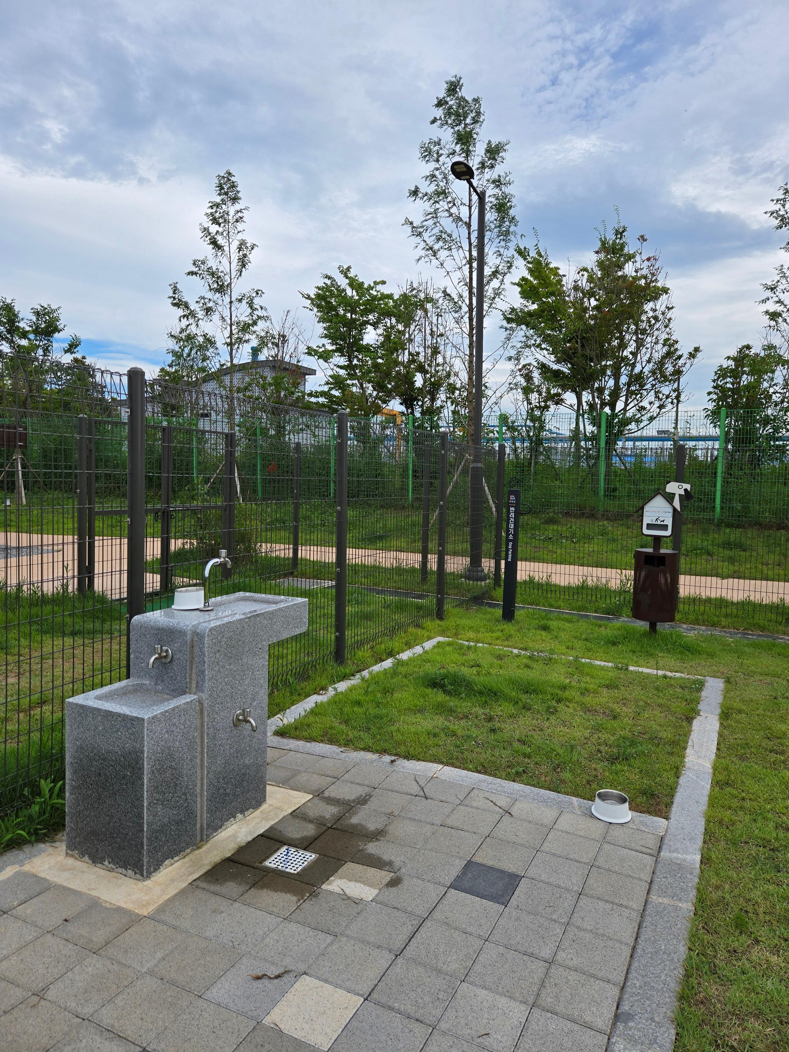 무안으로 오개 반려동물놀이터의 소형견 놀이터 반려견 음수대와 배변봉투 수거함