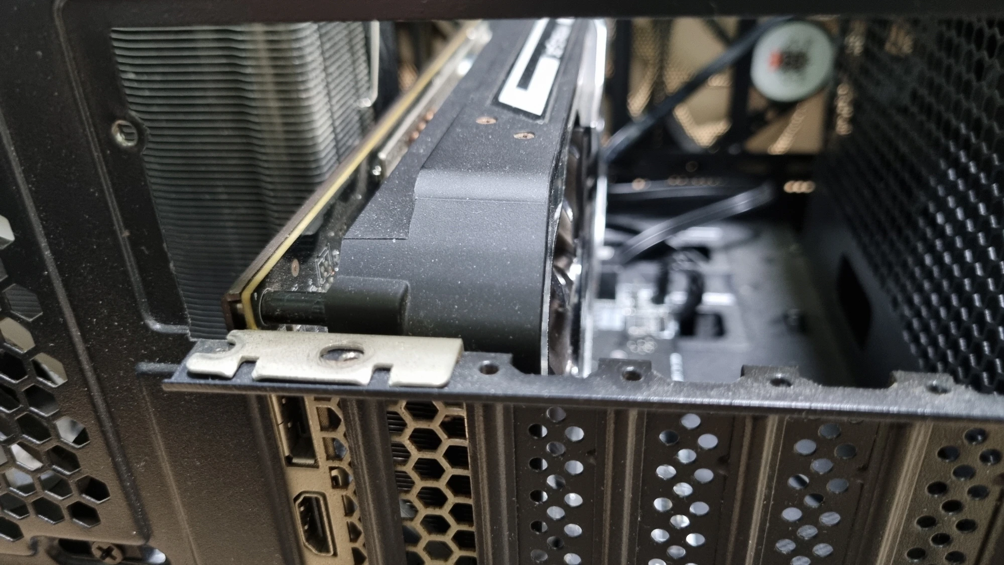 그래픽카드 고정 볼트 푼 모습