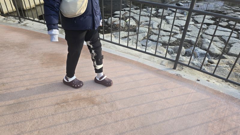 수술 4주차 퇴원 후 목발 짚고 1km 평지 산책 재활
